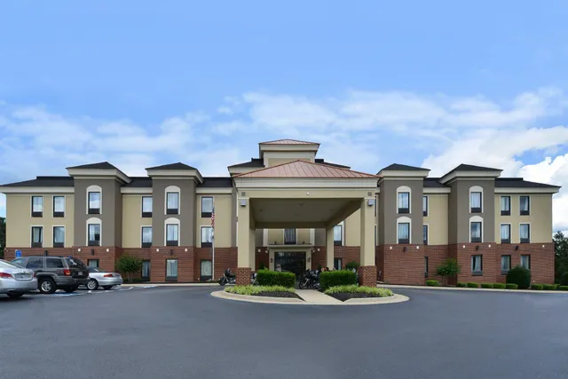 Holiday Inn Express & Suites Petersburg/Dinwiddie by IHG