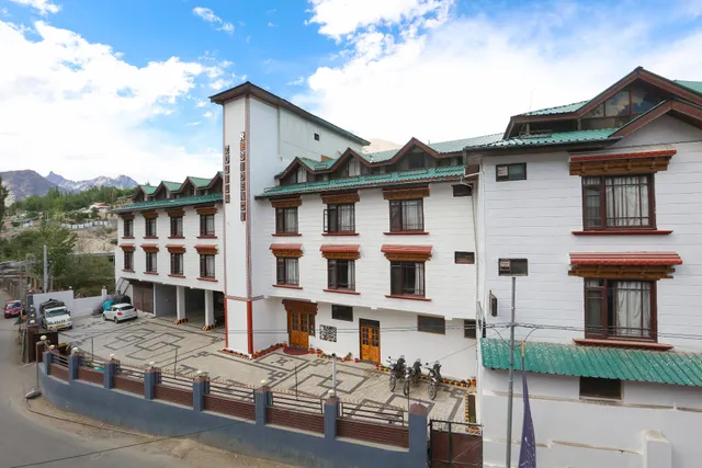 Hotel Zojila Residency