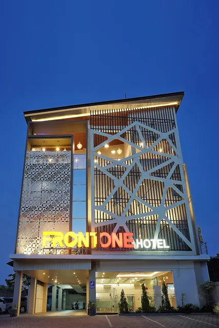 Front One Hotel Sragen
