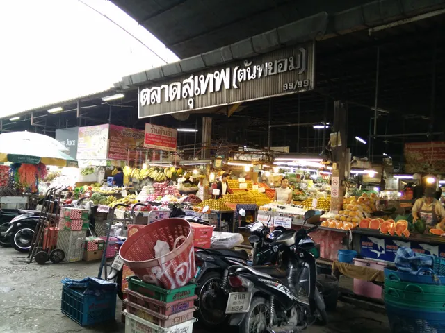 Ton Phayom Fresh Market