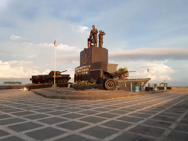 Monumen Perjuangan TNI AL ( MARINIR ) Pantai Gandoriah Pariaman