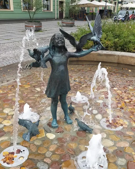 Fontanna Dziewczynka z gołębiami