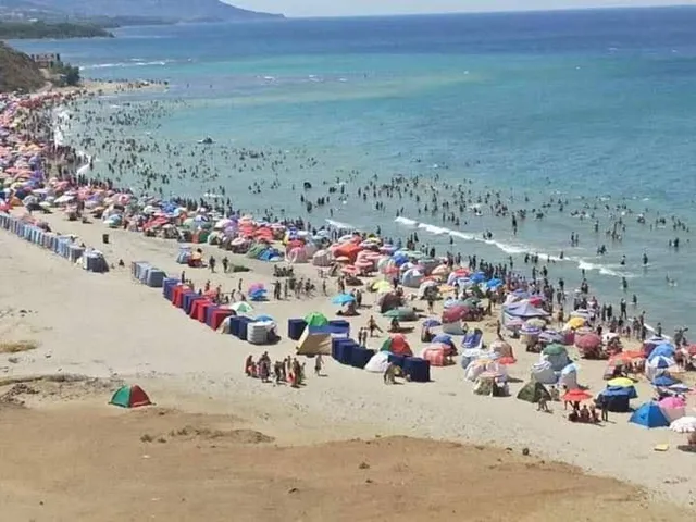 Plage Azeffoun Le Caroubier