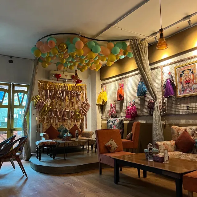 THE ROBOT RESTAURANT JAIPUR - THE YELLOW HOUSE | Best Chinese and Indian Restaurant In Jaipur