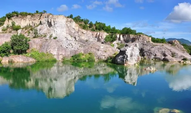 Hồ đá đồi Tà Pạ