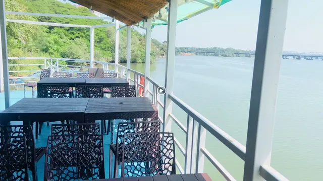 Cruise 'N' Dine - The Floating Family Restaurant