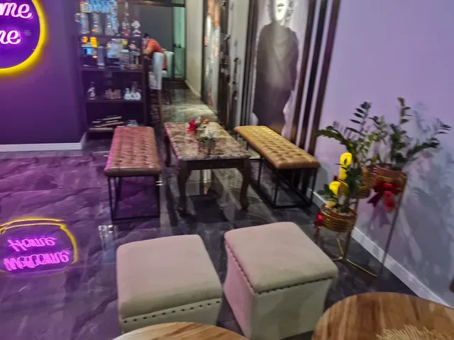 Hollywood House Restaurant Lounge