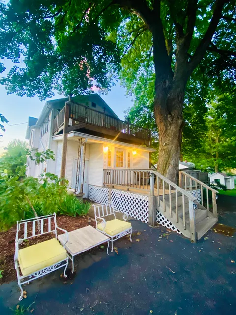Cottages on Sand Lake