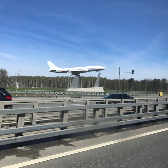 Samolet-Pamyatnik Tu-104