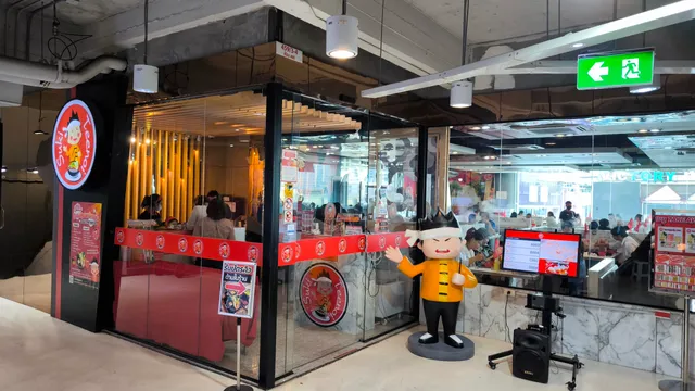 Suki Teenoi Victory Monument