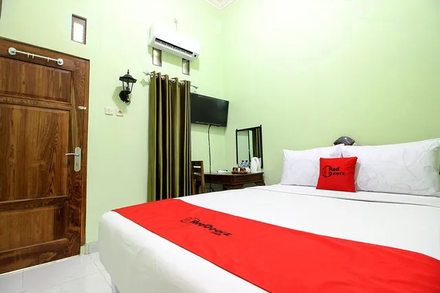 RedDoorz Plus near Taman Sari