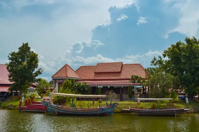Sam Phan Nam Floating Market