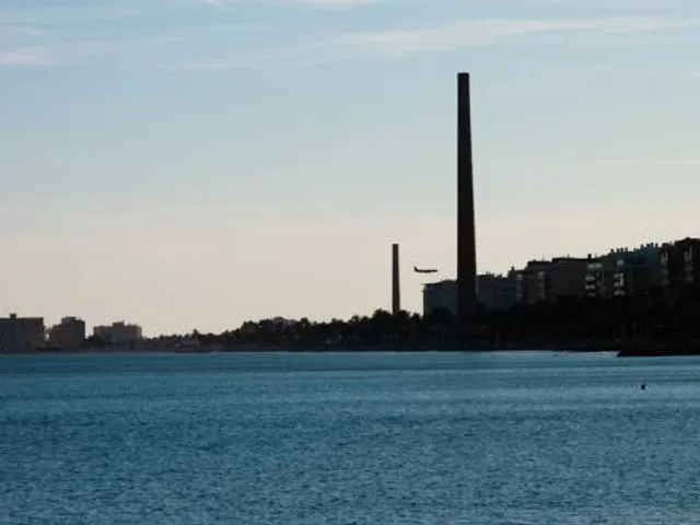 Chimenea de la fundición de plomo "Los Guindos". Torre Mónica / La Monique