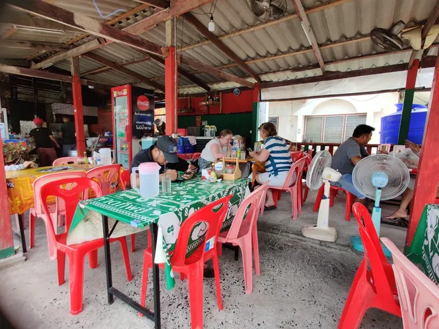 Mom’s Kitchen เจ๊อิ๋วอาหารตามสั่ง