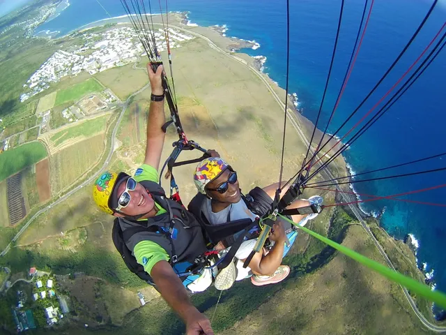 Bourbon paragliding meeting. Paragliding in Saint-Leu.