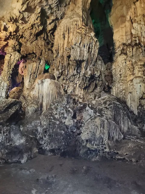 Tham Luong Cave (Hang Tham Luồng)