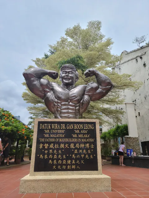 Dr. Gan Boon Leong Statue