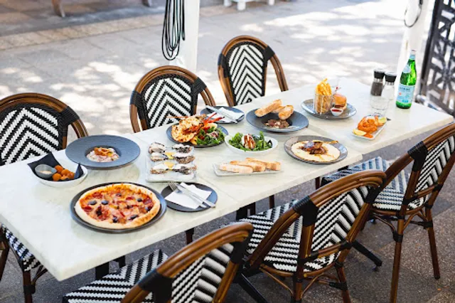 La Casa Beach Bar | Bistro • Cafe