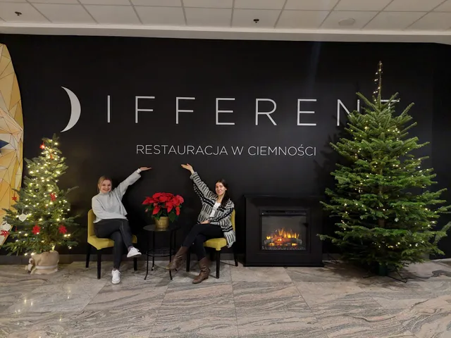 DIFFERENT restauracja w ciemności