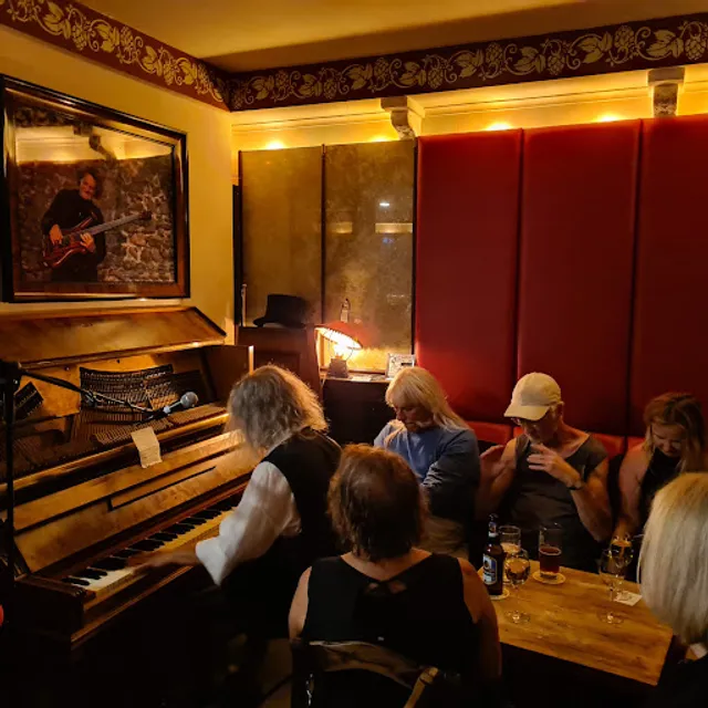 Bräustübel Dresden - Ausschank, Speisen & Kultur - Wohnzimmer