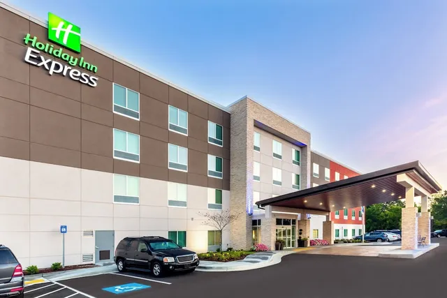 Holiday Inn Express Calhoun South