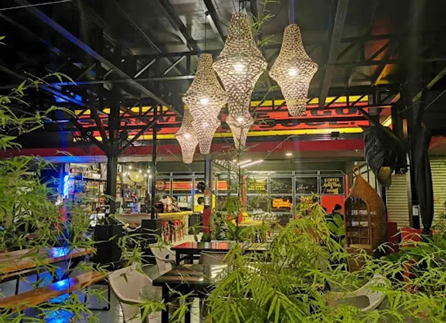 100% Cafe Moto Bar and Restaurant