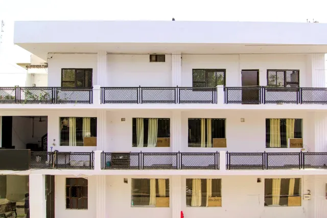 Goroomgo Rajput Charbagh Lucknow