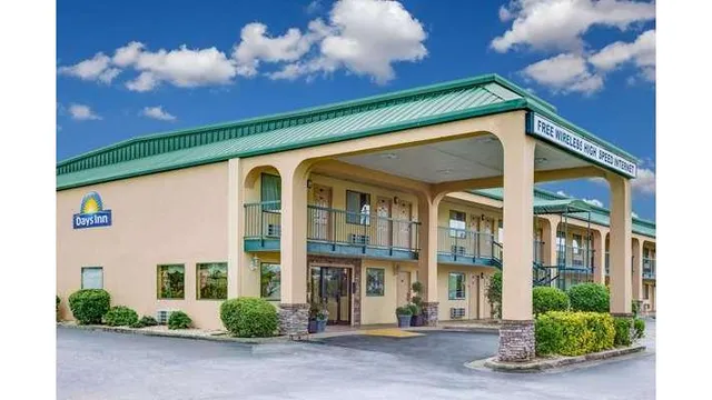 Days Inn by Wyndham Macon I-475