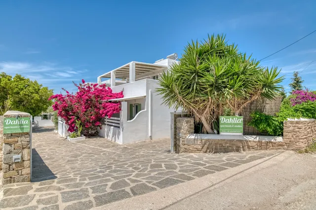 Dahlia Apartments and Studios