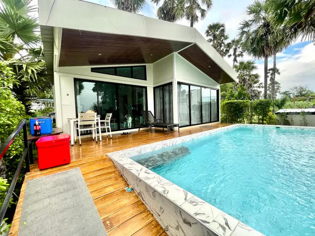 Lomlay Beach Front Pool Villa Chaam