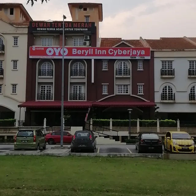 Beryll INN Cyberjaya HOTEL ( across the road to DPulze Shopping Mall) near to Putra MRT, PICC ) jaya Sentral. MRT Station.
