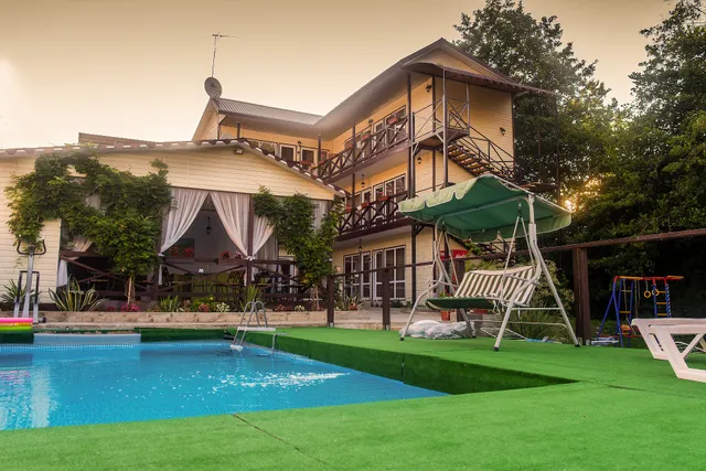 Guest House "Provence-Loo"