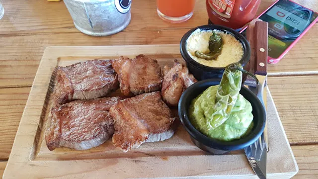 Los Cortes AFZ. Smoked Brisket, Steaks & Drinks "Plaza Carolinas"