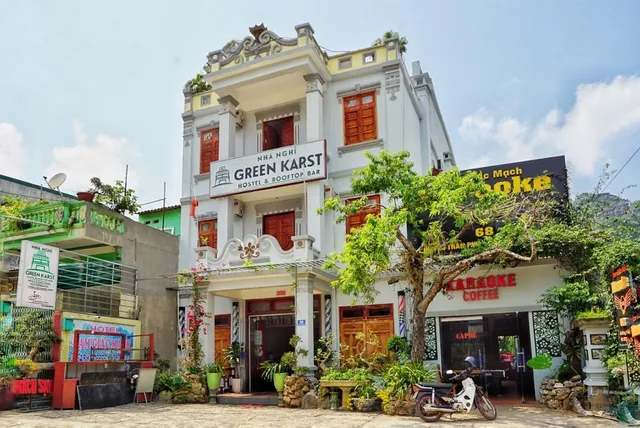 Green Karst Hostel and bar