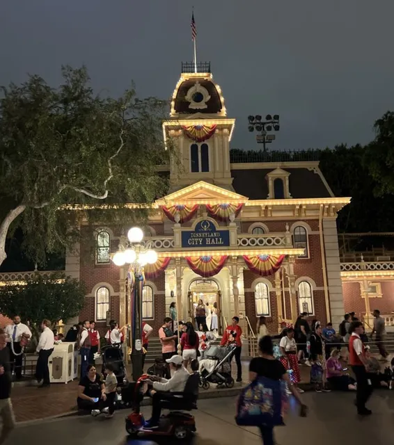 Disneyland City Hall
