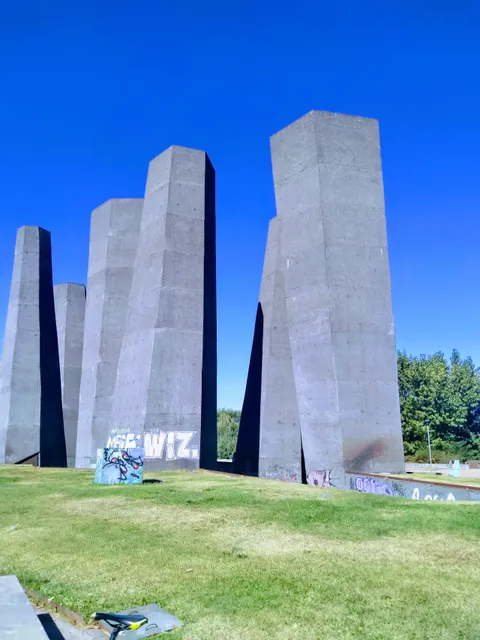 Earthquake Memorial 27 / F 2010