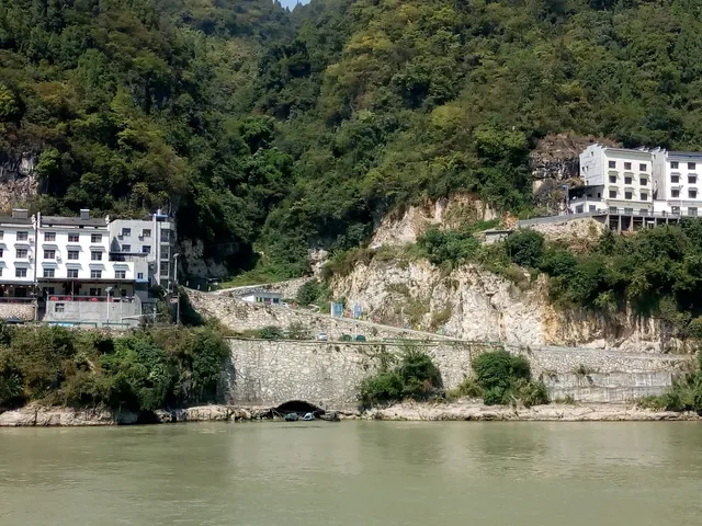 Sanyoudong Cliffside