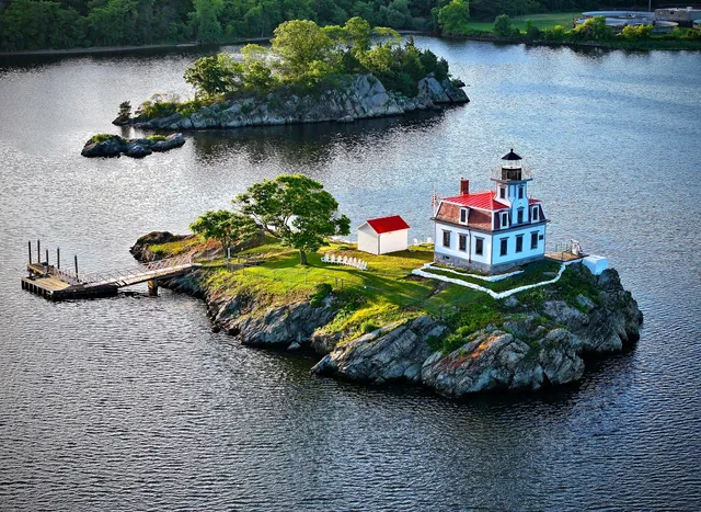 Pomham Rocks Lighthouse
