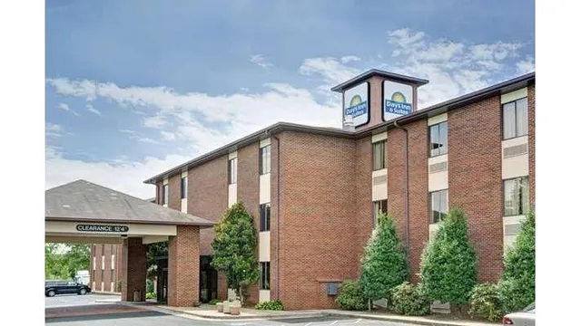 Days Inn & Suites by Wyndham Hickory