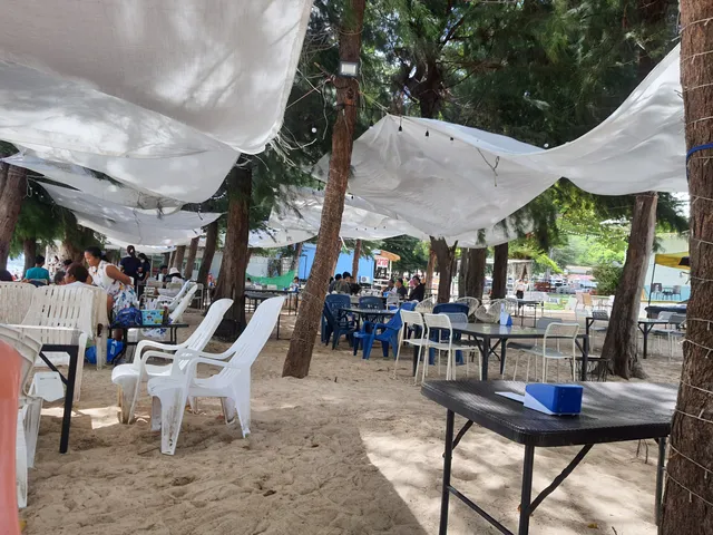 ห้องอาหารหาดนางรอง