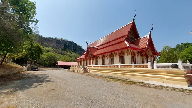 Wat Siri Kanchanaram (Wat Khao Pu Rang Bon)