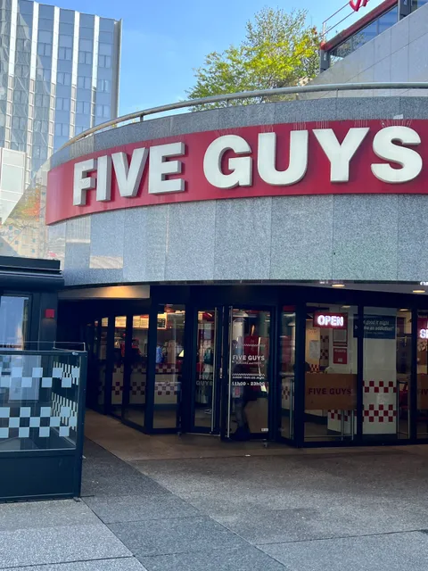 Five Guys Burgers and Fries Paris La Défense Grande Arche