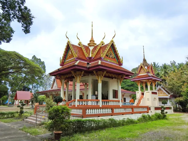 Wat Thong Pra Than (Wat Ban Na Doem)