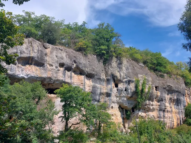 Les grottes du Roc de Cazelle