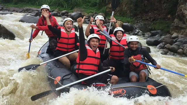 Wisata Arung Jeram Sungai Ciberang