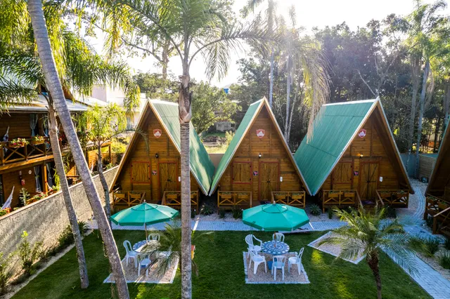 Chalé Suiço Bombinhas - Hospedagem Romântica com Hidro, Café da manhâ e Lareira