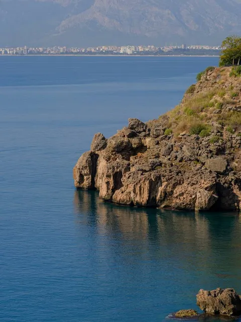 İnciraltı Plajı Falezler