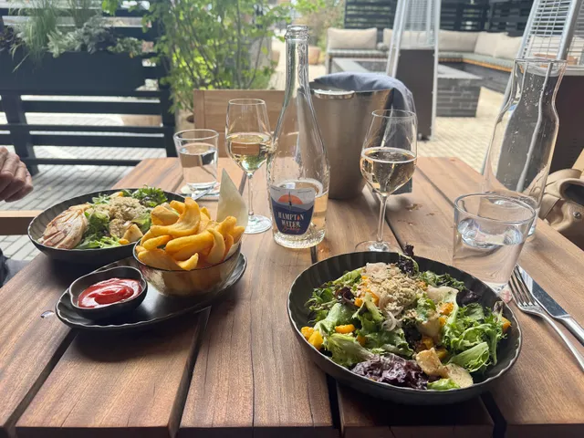 MOLLIE Restaurant & Bar