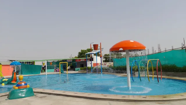 Hotel Chandlai Water Park & Resort