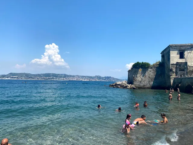 Spiaggia del Castello di Baia